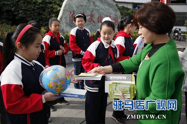 驻马店实验小学开展小手拉大手,环保我践行主