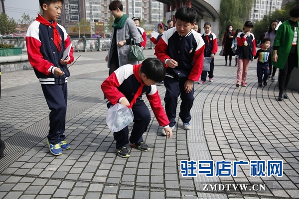 驻马店实验小学开展小手拉大手,环保我践行主