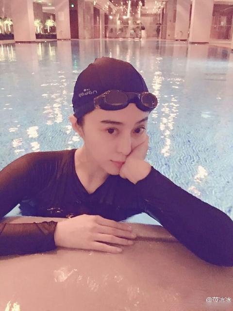 范冰冰晒出水芙蓉照 网友:手上戒指是亮点(图