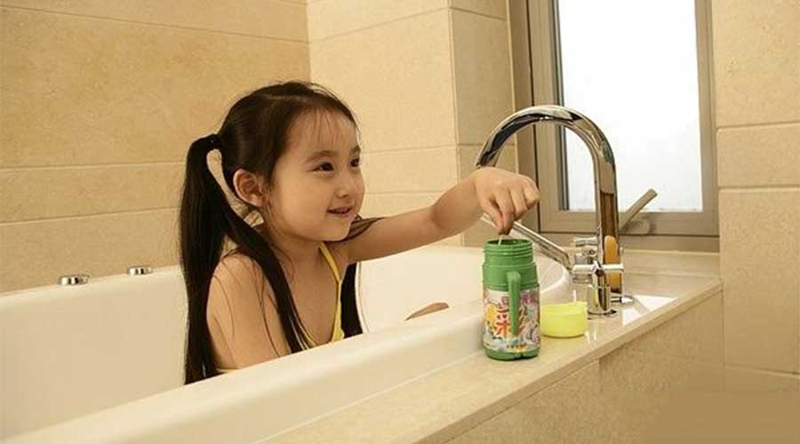 12岁女孩正准备洗澡，忽然听见炸裂声、瞬间头部出血！这东西，几乎每家都有！