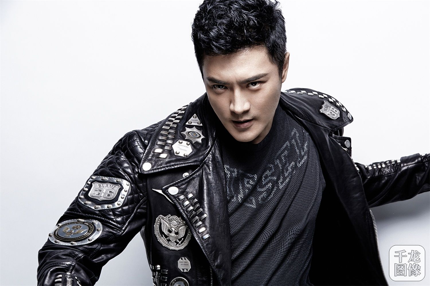 刘晓虎曝炫酷时尚写真 机车皮衣上演眼神杀--驻马店新闻--驻马店广视网