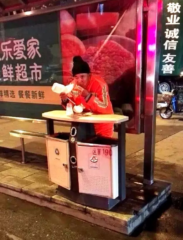 创文这两天，驻马店街头发生的这一幕在朋友圈疯传，很多人看完都哭了...