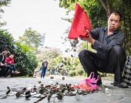 2016年12月20日，广东广州。“我背着这15公斤的硬币，跑了一个星期，才兑换了约1200元。”昨日，市民唐先生报料称，他在广州市番禺区化龙镇打工，他说，近日自己提出辞职，随后老板支付其约2900元的硬币，一个星期的时间里，他跑了7家银行网点才兑换了约1200元。最终广州一家银行用了两个窗口，人工花费1个小时帮其兑换了剩下的约1700元硬币。柚子/视觉中国