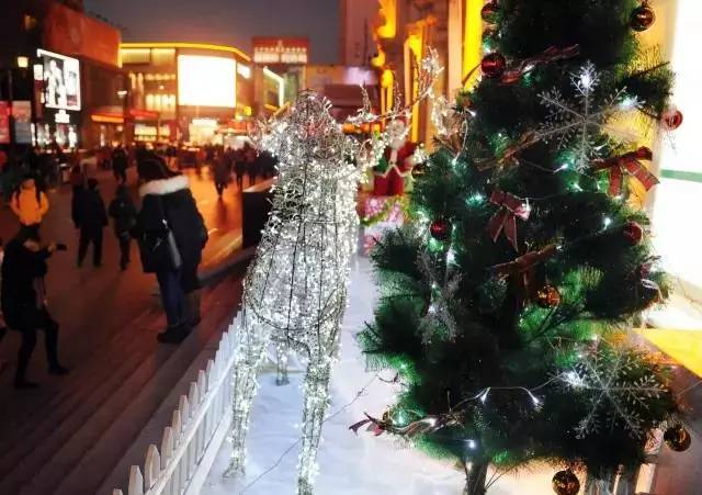 只摸了一下，女孩手上瞬间起泡！驻马店人逛商场千万别碰它