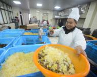 1月4日，内蒙古呼和浩特市玉泉区清泉街社区一位老人在展示腊八粥食材。当日，呼和浩特市玉泉区清泉街社区举办“温暖腊八粥 浓浓邻里情”活动，喜迎即将到来的“腊八节”。新华社发 丁根厚 摄