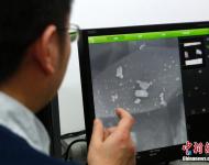 附着在滤芯材料纤维上的微米级大小的雾霾颗粒。据悉，霾的组成成分非常复杂，包括数百种大气化学颗粒物质。其中有害健康的主要是直径小于10微米的气溶胶粒子，如矿物颗粒物、海盐、硫酸盐、硝酸盐、有机气溶胶粒子、燃料和汽车废气等，它能直接进入并粘附在人体呼吸道和肺泡中。