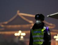 2017年1月3日，北京，一名戴着口罩的辅警在天安门广场上执勤。摄影：Thomas Peter