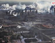 河北省提出2014年要压减1500万吨粗钢产能的目标，根据河北省政府提供的最新数据，截至10月底，河北省已累计压减炼铁产能1202万吨、粗钢产能977万吨，离当年的任务还有一定的差距。图为迁安市九江钢铁厂的铁矿粉、焦炭等材料都裸露在外，污染严重。厂区烟囱林立，每天都有大量浓烟在排放。