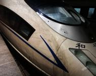 2017年1月2日，北京南站，上海至北京穿越800余公里的高铁车身布满尘埃。视觉中国