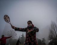 2017年1月3日，安徽合肥，一位市民带着口罩在大雾中玩太极柔力球。卢克/视觉中国