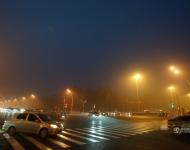 雾霾底下又是什么样？图为1月3日清晨，空气质量严重污染的天津街头。李胜利/东方IC