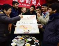 1月4日，内蒙古呼和浩特市玉泉区清泉街社区一位老人在展示腊八粥食材。当日，呼和浩特市玉泉区清泉街社区举办“温暖腊八粥 浓浓邻里情”活动，喜迎即将到来的“腊八节”。新华社发 丁根厚 摄