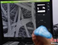 1月3日，北京化工大学高分子纳米复合材料实验室刘勇教授通过台式扫描电子显微镜，观察近期使用后的防霾鼻罩滤芯上采集的雾霾颗粒，以及分析雾霾颗粒里面含有的各种元素。近日，北京持续雾霾天气。图为防霾鼻罩滤芯上采集的雾霾颗粒。中新社记者 韩海丹 摄