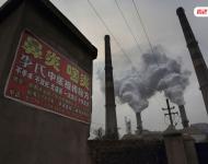 在邯郸钢铁厂居民区附近张贴着很多治疗鼻炎、咽炎等疾病的广告。