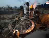 大气污染防治行动计划实施以来，河北省开展了落后小钢铁厂的产能淘汰。高耗能高污染的小炼铁炉早就被叫停了，但在邯郸涉县井店镇还是红红火火。