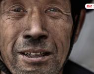 迁安市北营乡村民王玉彩在迁安钢铁厂当清料工10年，每月工资1600元，这工种是在炼铁炉输送煤带清理掉下来的煤，工作环境非常脏。50多岁的他因为收入太低，一直没有结婚。从北营乡的家到工厂的距离有10多公里，他每天一早离家，7点半左右开始清理煤渣的工作，他的脸上、嘴边、眼角都被染上了黑色的煤灰。