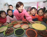 1月4日，内蒙古呼和浩特市玉泉区清泉街社区一位老人在展示腊八粥食材。当日，呼和浩特市玉泉区清泉街社区举办“温暖腊八粥 浓浓邻里情”活动，喜迎即将到来的“腊八节”。新华社发 丁根厚 摄