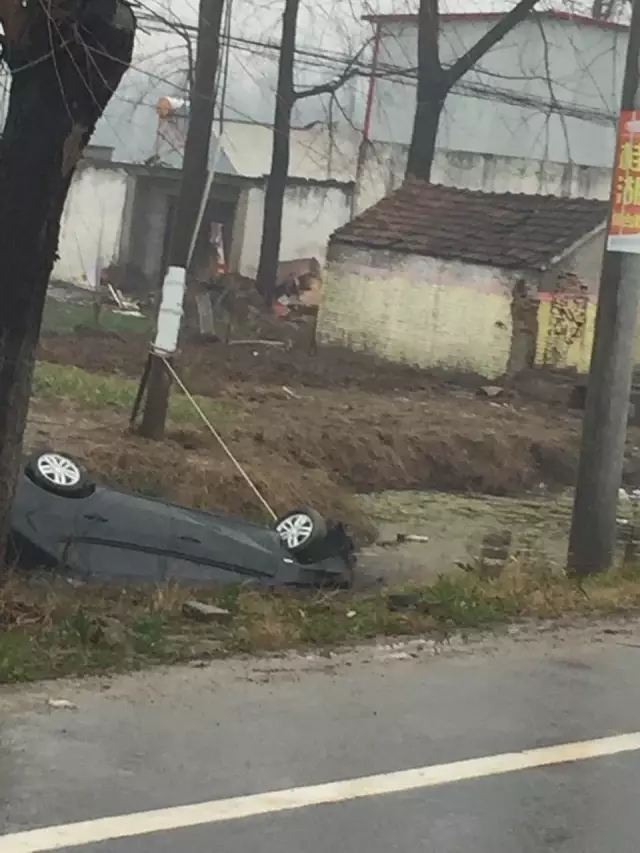昨天，驻马店一轿车冲入路边沟中，车上2人不幸身亡！