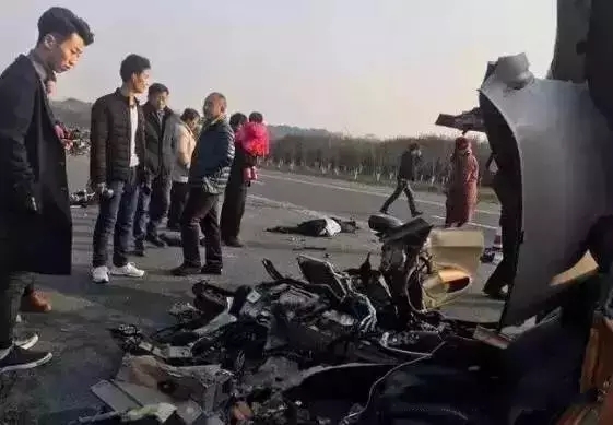 驾跑车飙到320，自拍成临终遗言？真相更惨烈…