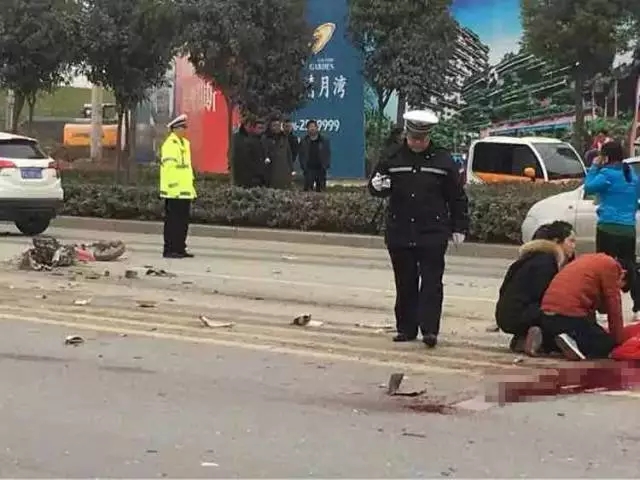 今天，驻马店2人骑电动车被撞身亡！骑车开车都要注意这些...