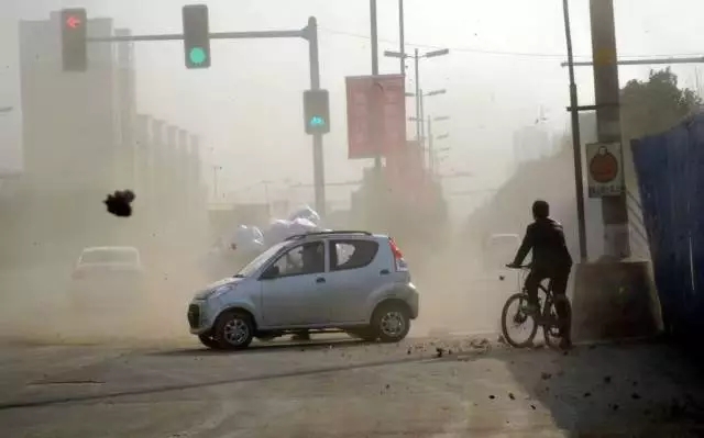 驻马店今天风有多大？7辆车被砸，简易房被吹跑，还有更多...