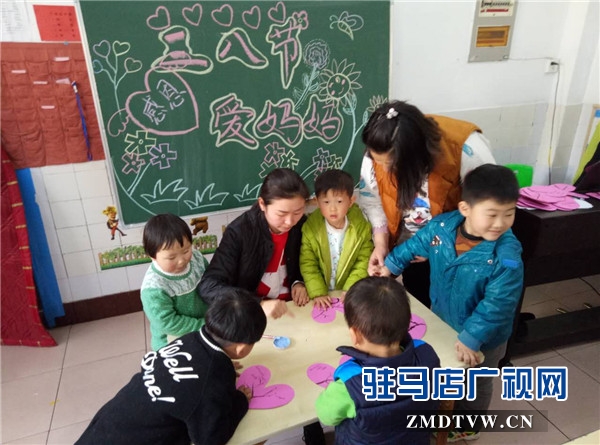 驻马店市第一幼儿园小(5)班小朋友制作爱心卡