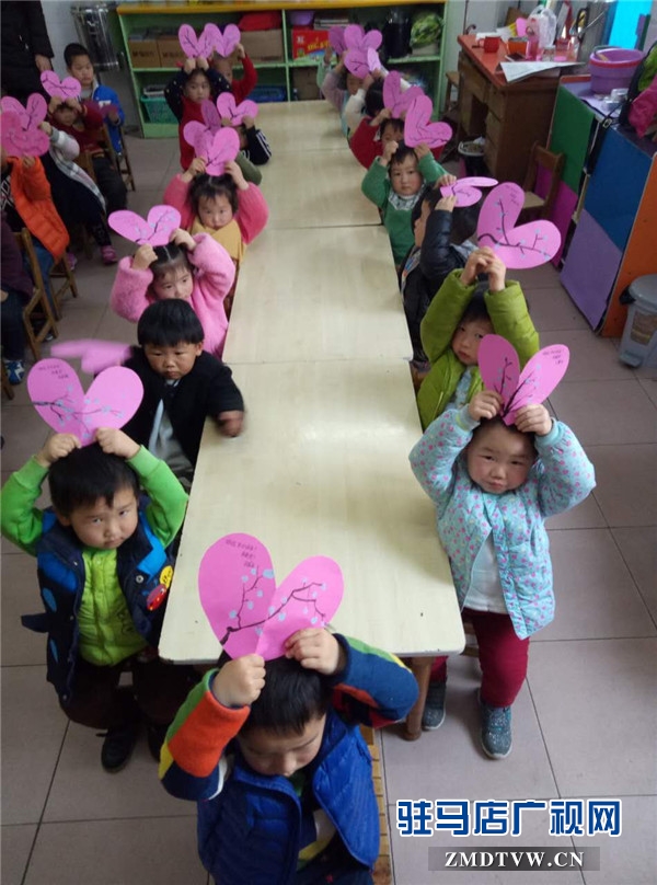 马店市第一幼儿园小(5)班小朋友制作爱心卡送