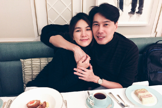 Ella半夜家中飙情歌 老公偷拍的角度好奇怪