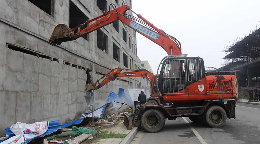 大动作！今天驻马店多部门联动，依法拆除这个小区两处违法建设！