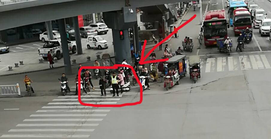 驻马店中心岗楼天桥下的一幕，看完发现一个真相...