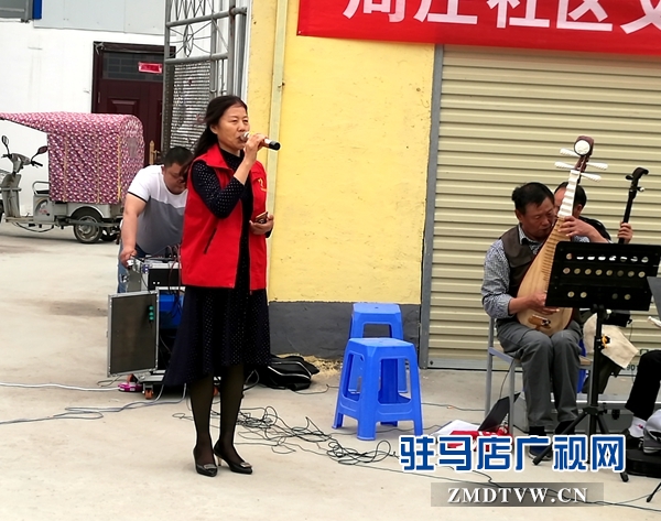 市台办薛豫霞主任为社区群众倾情演唱《我爱你中国》.jpg