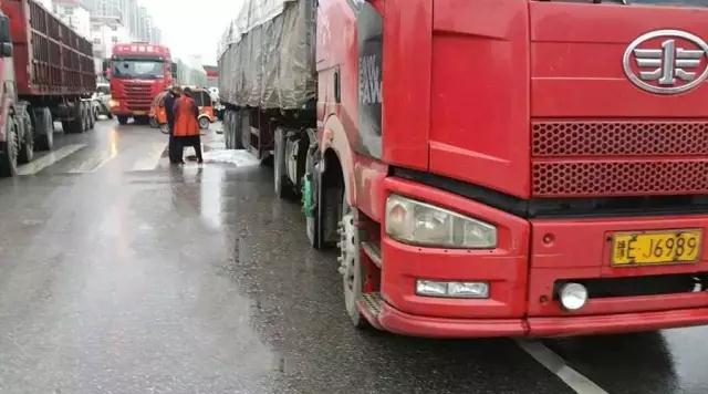 突发！驻马店这里两车相撞，一男子当场死亡！遇到这种车快回避！