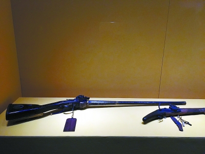 美国药膏、英国枪~故宫藏了哪些洋文物?--驻马