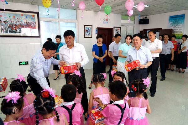 六一前夕 余学友看望市残联博爱幼儿园残疾儿童