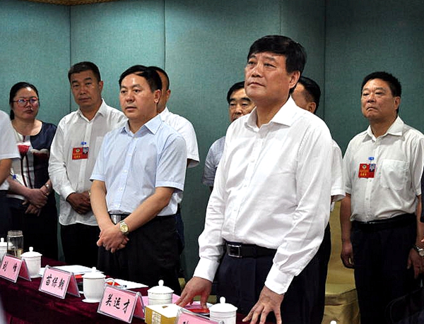 市领导看望参加政协驻马店市四届一次会议的政协委员