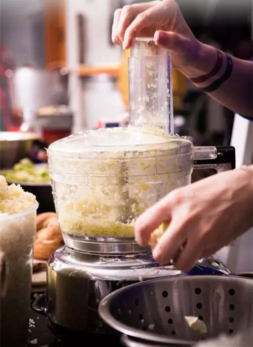 西瓜皮吃完千万不要扔!这样用为你省下大笔钱