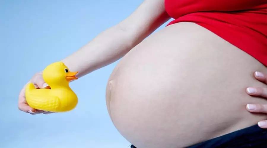 驻马店80岁老太腹大如鼓"临盆生产"？医生开腹取出40多斤...