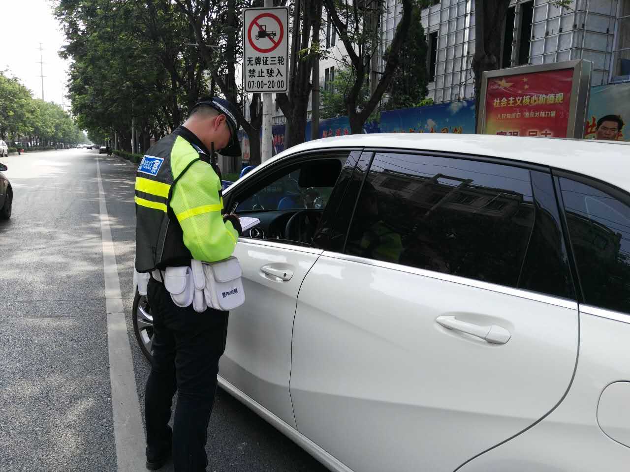 驻马店这里两车相撞，一人身亡/斑马线不礼让行人将被罚款扣3分