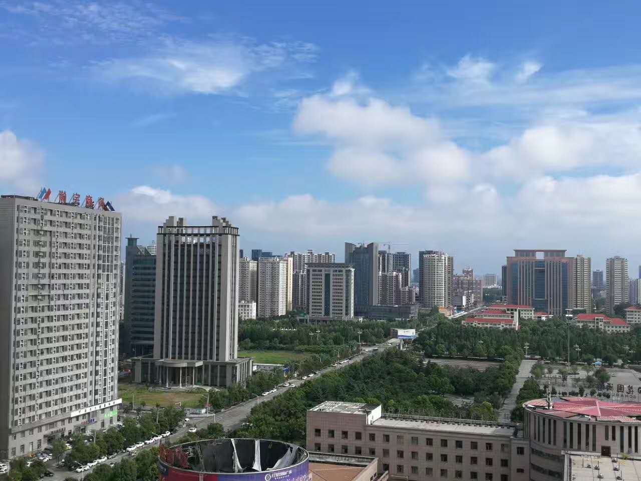 有一种蓝，叫做天中蓝！雨后大驻马的天空美！炸！了！还有这些...