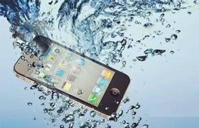 手机掉水里了怎么办？驻马店小伙竟然这么做，太神奇了！