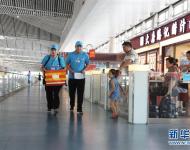 7月17日，在西安北站，配送员前往站台送餐。