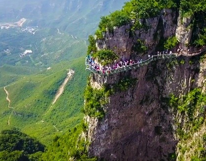 玩的就是心跳 小伙哭着爬完云台山玻璃栈道--驻