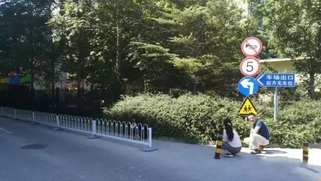 这几天，驻马店街头出现多名蹲在角落的女人，她们到底在干什么?