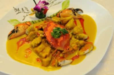 5,放入咖喱炒香. 6,将螃蟹块放进去翻炒片刻,加入椰汁.