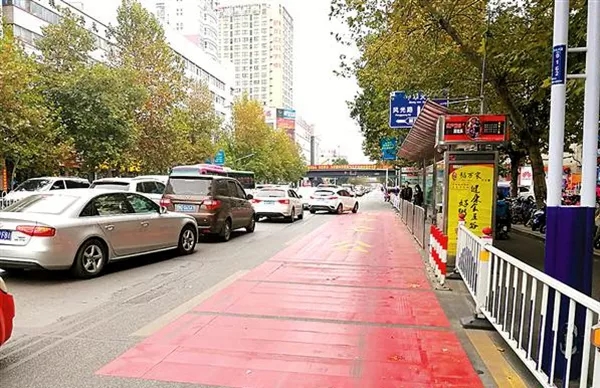 小心！驻马店大街上突现“红色禁区”，临时停车也将被重罚！