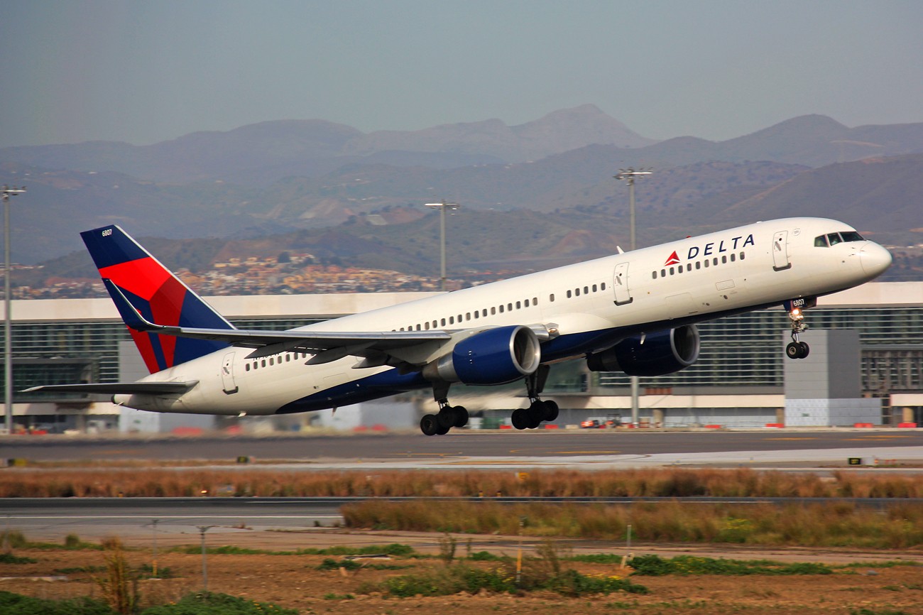 震撼！明港机场“首飞起航”/驻马店火车站28日的票可以买到啦！