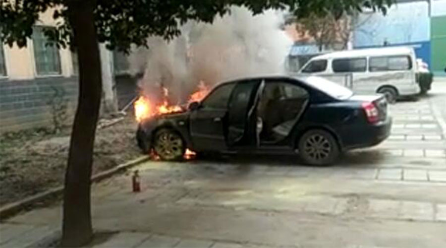 突发！今天下午，驻马店市区一小区内汽车突然着火，而原因...