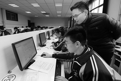 完善高考改革需要坚持四个结合