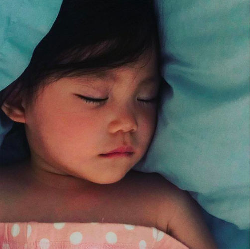 睫毛超密!陈冠希晒女儿Alaia睡颜