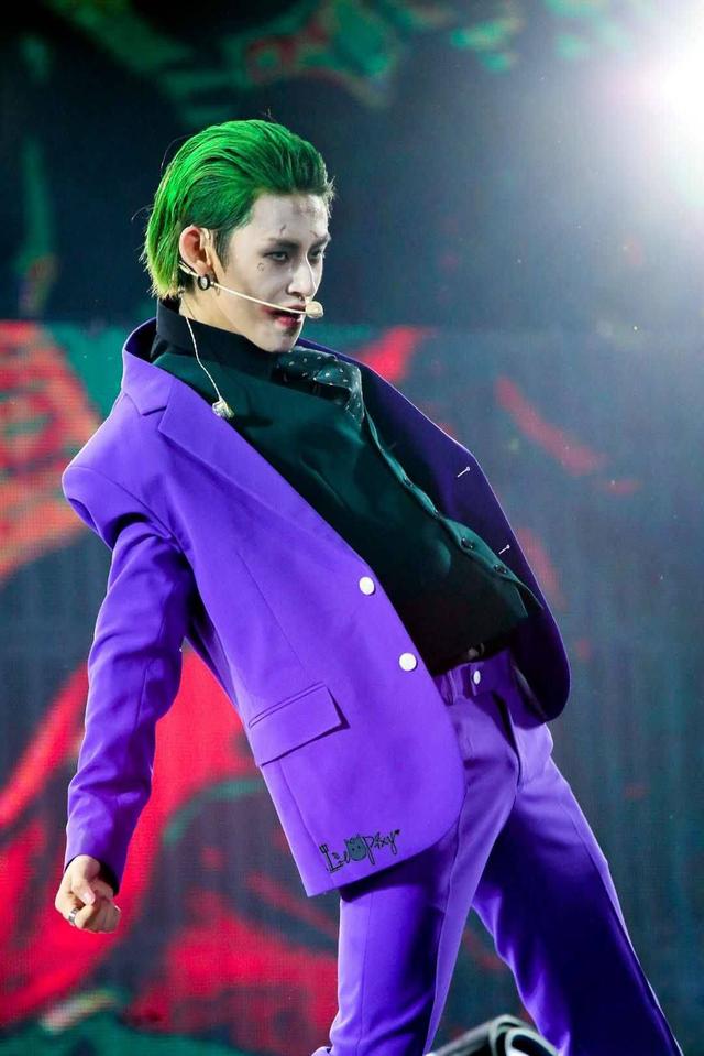 Nine percent变装大秀:朱正廷变梦露太火辣